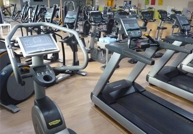 Laufbänder in einem Sportstudio